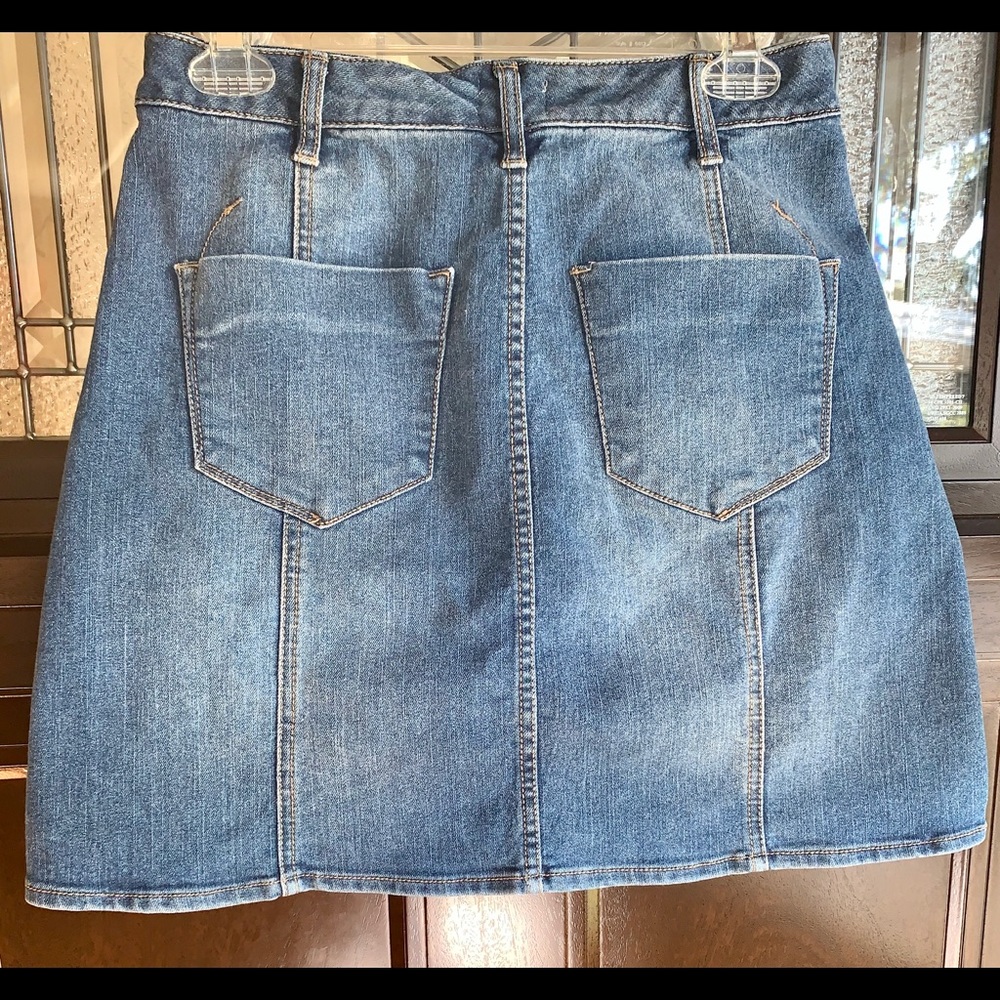 Mossimo silver button front mini blue jean skirt Size 4 EUC - Picture 7 of 9